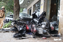 Hà Nội: Xe điên tông hàng loạt xe máy trên vỉa hè Hồ Tây