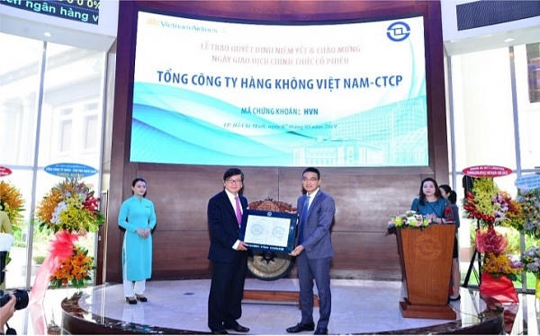 co phieu vietnam airlines di xuong trong ngay dau tien len san