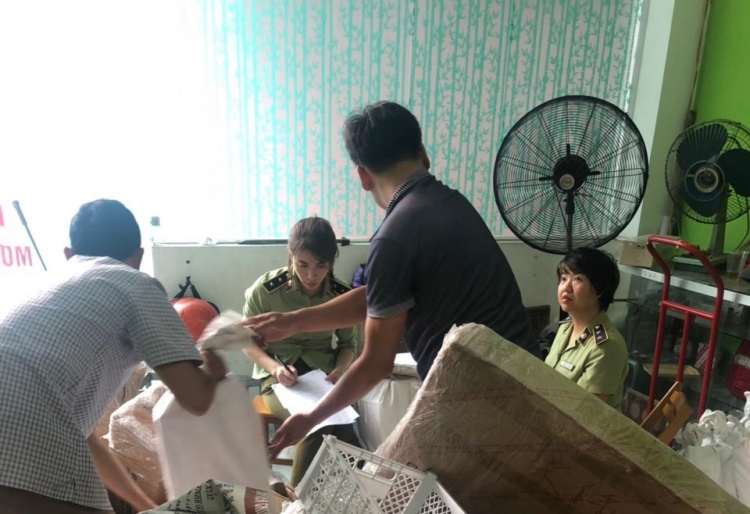 Hà Nội: Hai cửa hàng nghi bán phụ tùng ô tô giả BMW, Mercedes-Benz