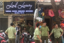 Hàng loạt cửa hàng trên phố cổ Hà Nội bán hàng hiệu Gucci, LV, Chanel, Hermes... không rõ nguồn gốc