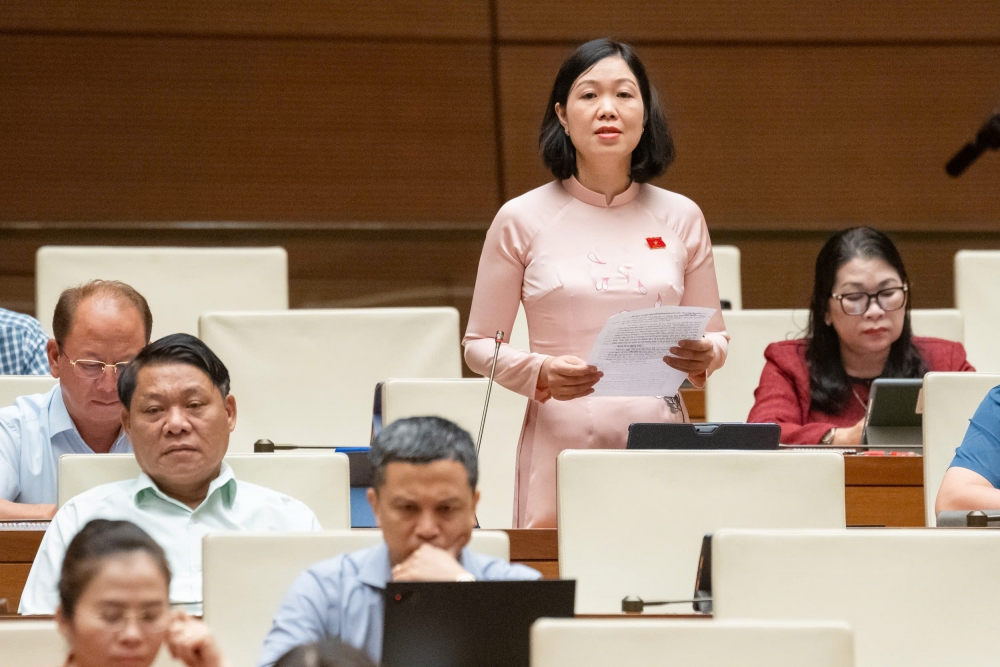 Có không ít cô giáo đi làm 