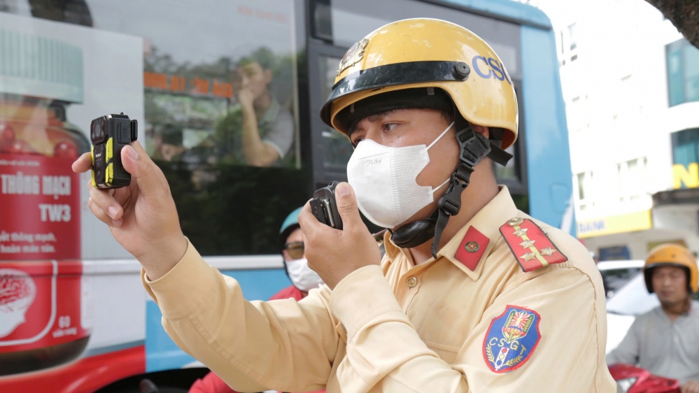 canh sat giao thong tang dung thiet bi ghi hinh de phat nguoi