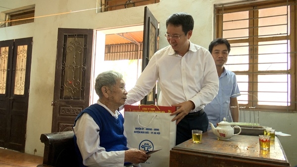 Chủ tịch huyện Hoài Đức thăm, tặng quà người có công tiêu biểu