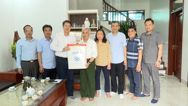 Chủ tịch huyện Hoài Đức thăm, tặng quà người có công tiêu biểu