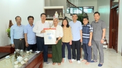 chu tich huyen hoai duc tham tang qua nguoi co cong tieu bieu