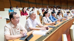 quoc hoi chot 44000 ty tra che do cho can bo nghi viec 6623 ty mien hoc phi