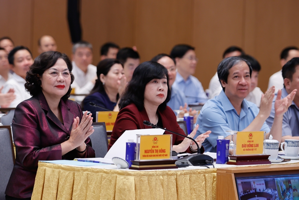 Thủ tướng: Cương quyết cắt bỏ các thủ tục rườm rà, gây phiền hà cho người dân và doanh nghiệp Thủ tướng: Cương quyết cắt bỏ các thủ tục rườm rà, gây phiền hà cho người dân và doanh nghiệp