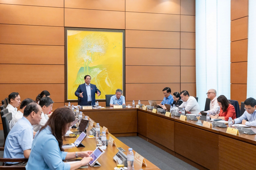 Thủ tướng: Chúng ta đang đi ngược lại xu thế, giữ mục tiêu tăng trưởng