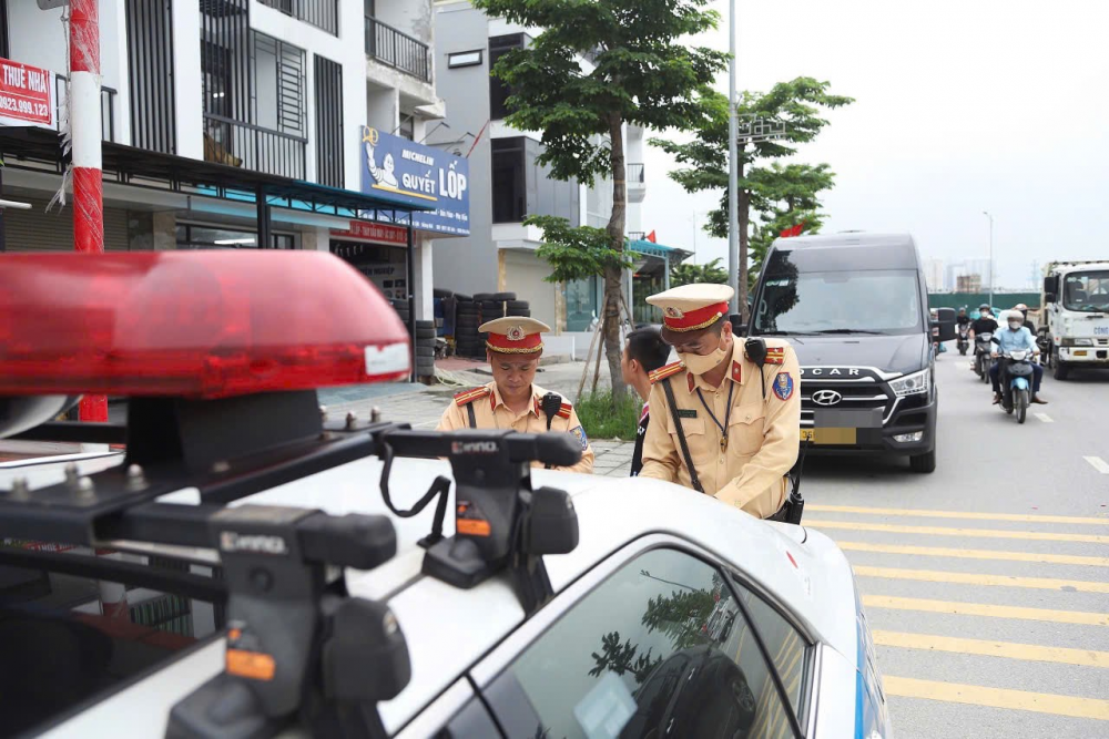 Cảnh sát ghi hình bắt xe dừng đỗ, đón trả khách sai quy định Cảnh sát ghi hình bắt xe dừng đỗ, đón trả khách sai quy định