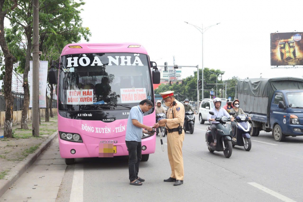 Cảnh sát ghi hình bắt xe dừng đỗ, đón trả khách sai quy định Cảnh sát ghi hình bắt xe dừng đỗ, đón trả khách sai quy định