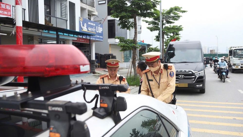 Cảnh sát ghi hình bắt xe dừng đỗ, đón trả khách sai quy định