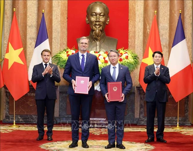Việt Nam - Pháp ký kết 11 thỏa thuận hợp tác