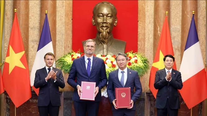 Việt Nam - Pháp ký kết 11 thỏa thuận hợp tác