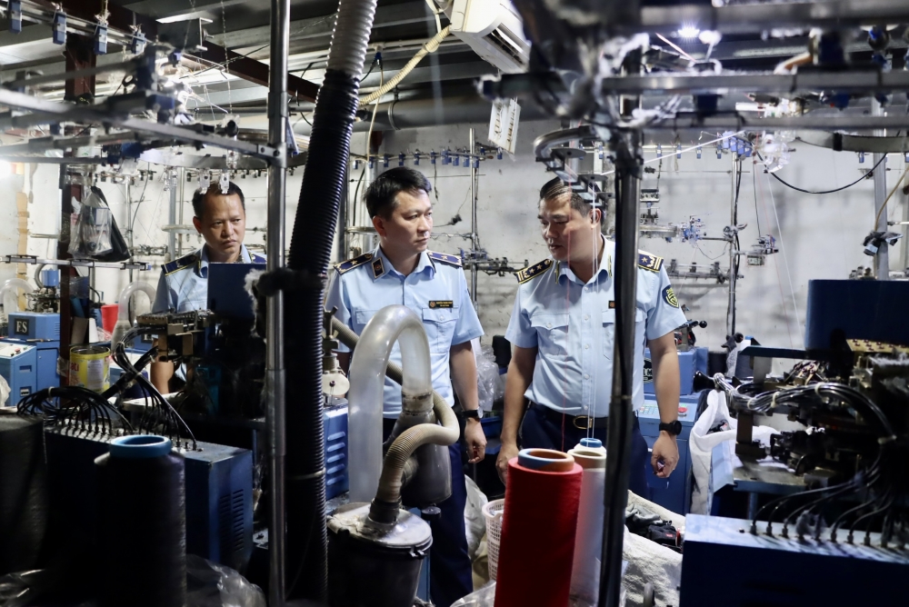 Đột kích xưởng sản xuất tất nhái hàng nổi tiếng ở Hà Nội