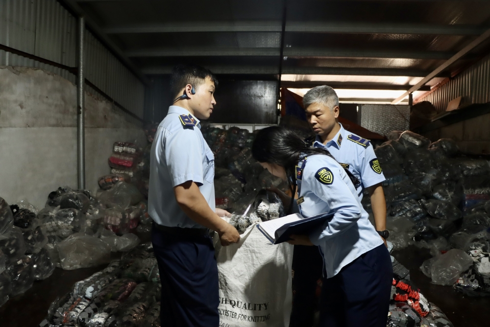 Đột kích xưởng sản xuất tất nhái hàng nổi tiếng ở Hà Nội