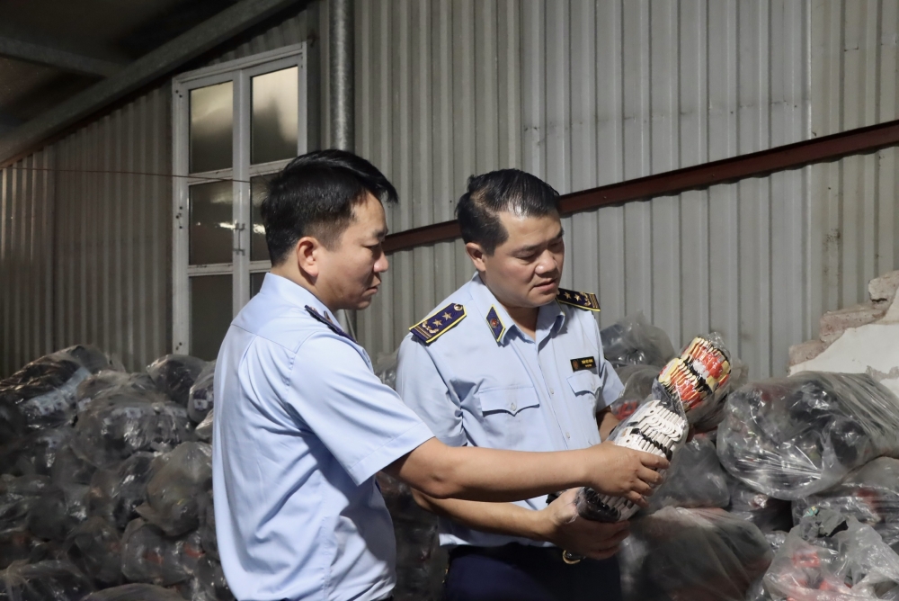 Đột kích xưởng sản xuất tất nhái hàng nổi tiếng ở Hà Nội