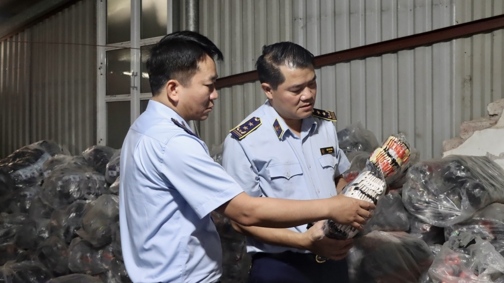 Đột kích xưởng sản xuất tất nhái hàng nổi tiếng ở Hà Nội