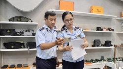 co su buong long tiep tay cua can bo cho buon lau hang gia