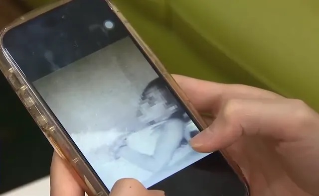 Cô gái trẻ bị tống tiền vì lên mạng livestream khoe thân