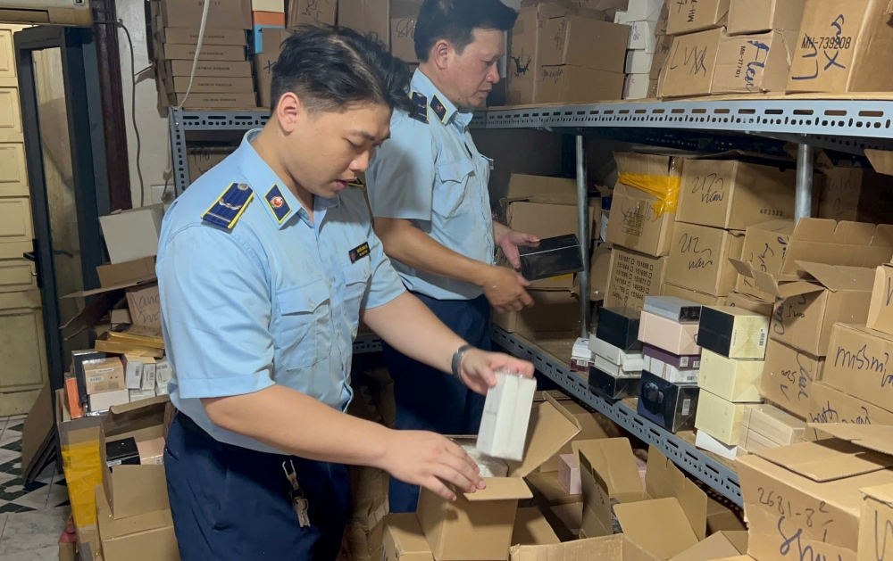 Kho nước hoa nghi giả thương hiệu nổi tiếng giữa phố cổ Hà Nội