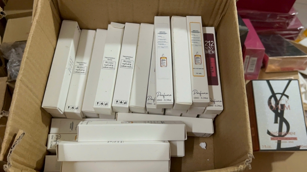 Kho nước hoa nghi giả thương hiệu nổi tiếng giữa phố cổ Hà Nội