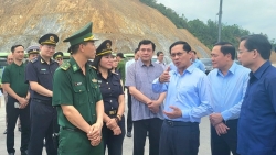 kien quyet xu ly can bo suy thoai tiep tay cho buon lau hang gia