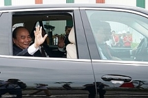 Chủ tịch Vingroup Phạm Nhật Vượng lái thử ô tô Vinfast chở Thủ tướng