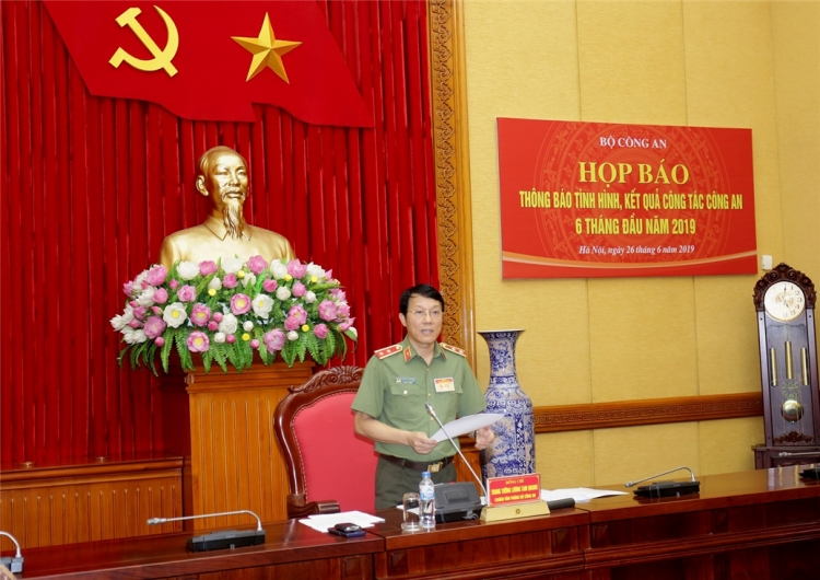 bo cong an dang lam ro nghi van asanzo ban hang trung quoc doi lot hang viet