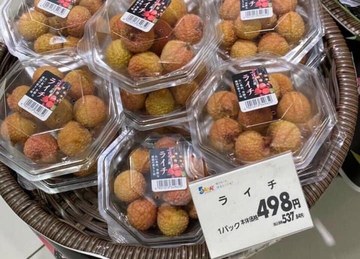 vai thieu viet nam da len ke o sieu thi nhat ban