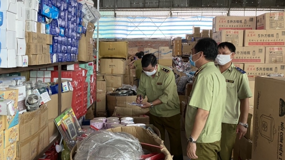 Phát hiện kho hàng gia dụng vi phạm của Công ty Nguyên Nhật