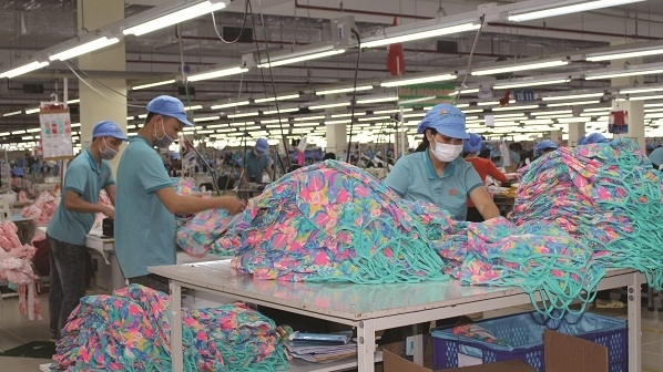 Dệt may Việt Nam vừa lo nguồn hàng vừa lo chống dịch