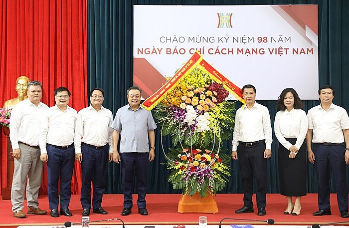 Chủ tịch UBND thành phố Hà Nội Trần Sỹ Thanh chúc mừng Đài Phát thanh và Truyền hình Hà Nội.