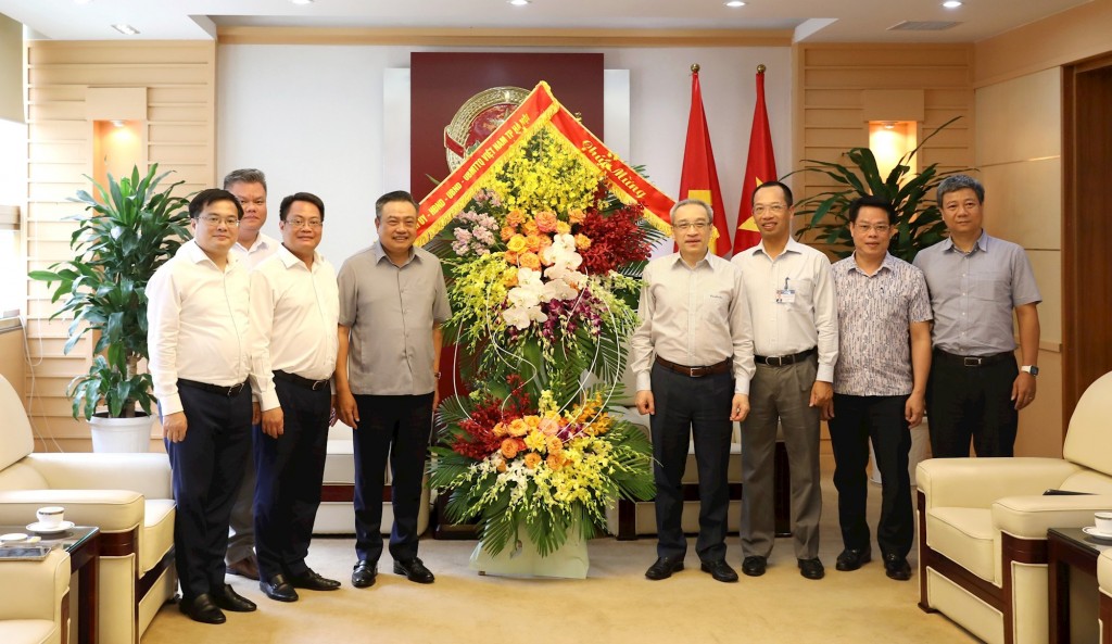 Chủ tịch UBND thành phố Hà Nội chúc mừng Bộ Thông tin và Truyền thông.
