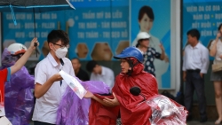 Hà Nội: Sĩ tử vượt hàng chục cây số, "đội mưa" đi thi tốt nghiệp THPT 2023