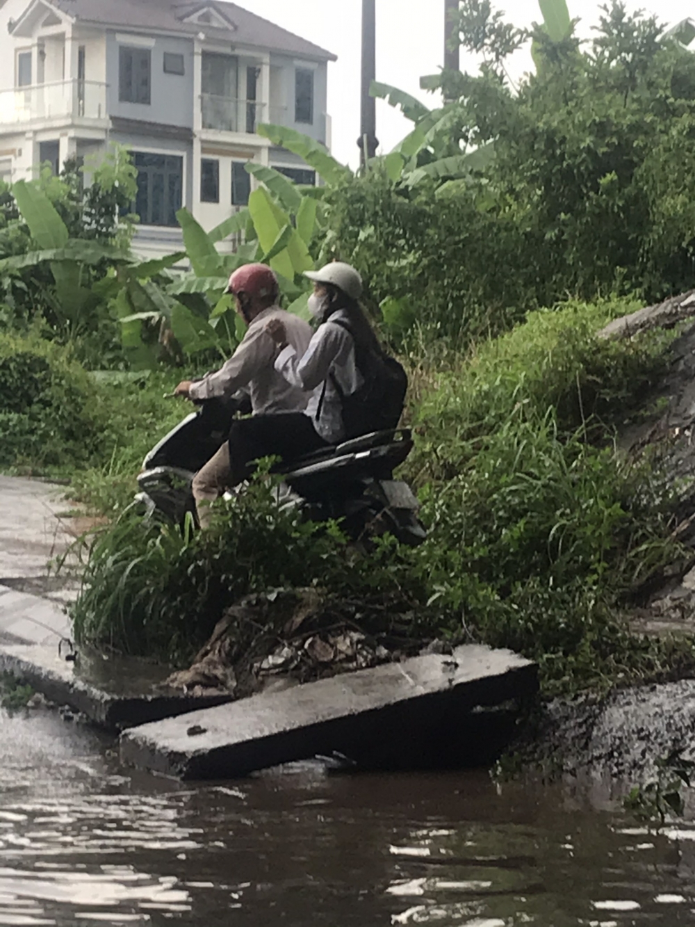 Hà Nội: Cha mẹ chẳng quản trời mưa đồng hành cùng con 