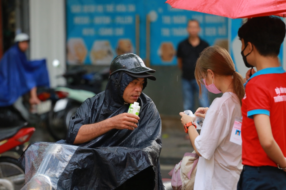 Hà Nội: Cha mẹ chẳng quản trời mưa đồng hành cùng con 