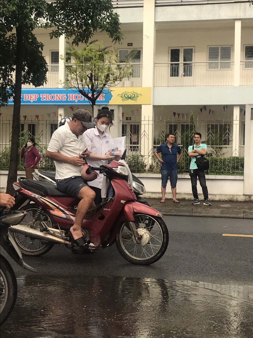 Hà Nội: Cha mẹ chẳng quản trời mưa đồng hành cùng con 