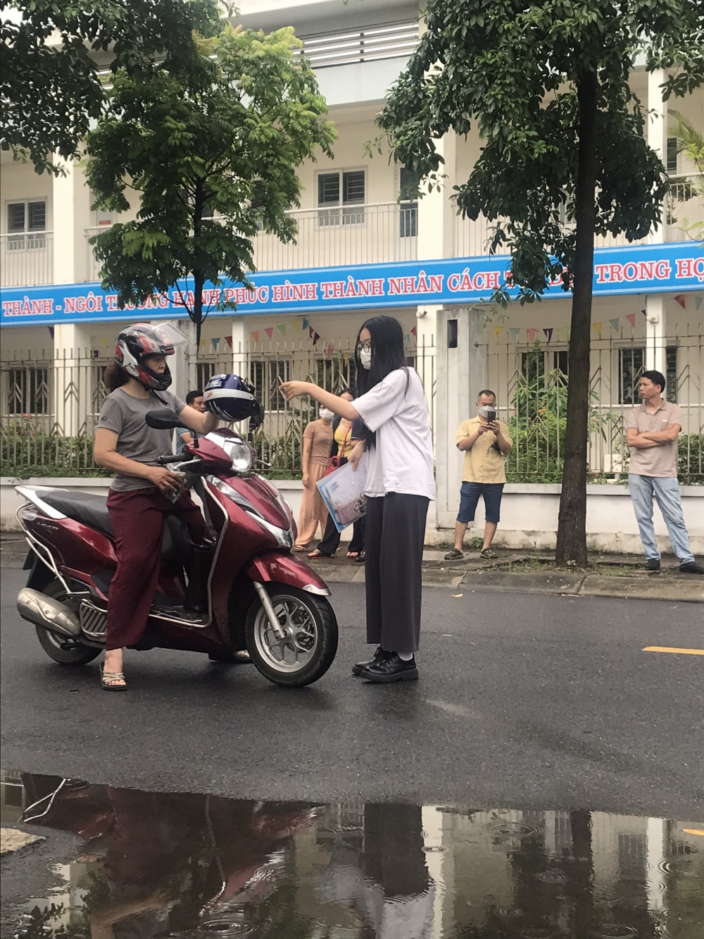 Hà Nội: Cha mẹ chẳng quản trời mưa đồng hành cùng con 