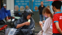 Hà Nội: Cha mẹ chẳng quản trời mưa đồng hành cùng con "vượt ải vũ môn"!