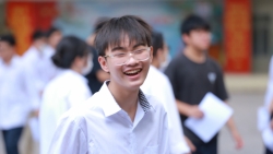 Hà Nội: Thí sinh cười tươi, rạng rỡ sau khi kết thúc môn thi đầu tiên