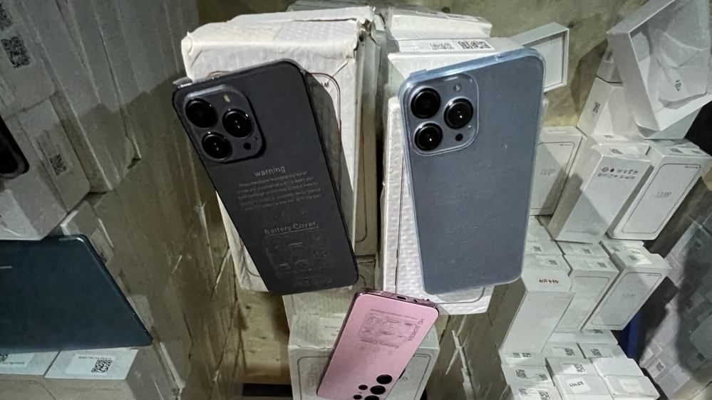 “Đột kích” kho hàng chứa 2.000 máy tính bảng, điện thoại di động ở Hà Nội