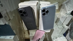 “Đột kích” kho hàng chứa 2.000 máy tính bảng, điện thoại di động ở Hà Nội