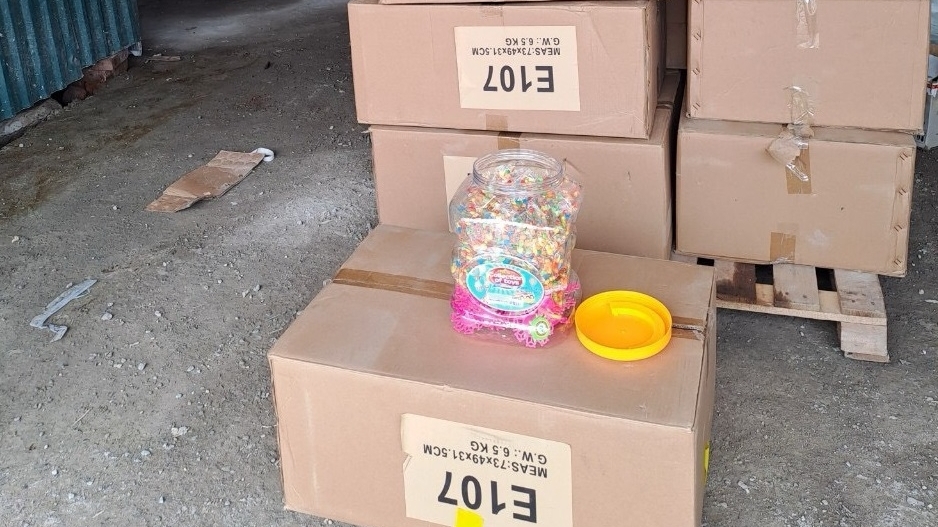 Hơn 10.000 gói kẹo nhập lậu tại điểm tập kết khu tổ hợp ga Ngọc Hồi