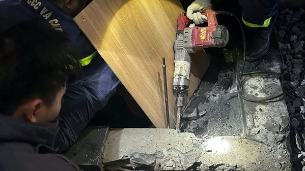 Hà Nội: Giải cứu cháu bé bị kẹt tay trong đường ống đài phun nước