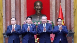 bai 1 dat nuoc dang dung truoc canh cua lich su