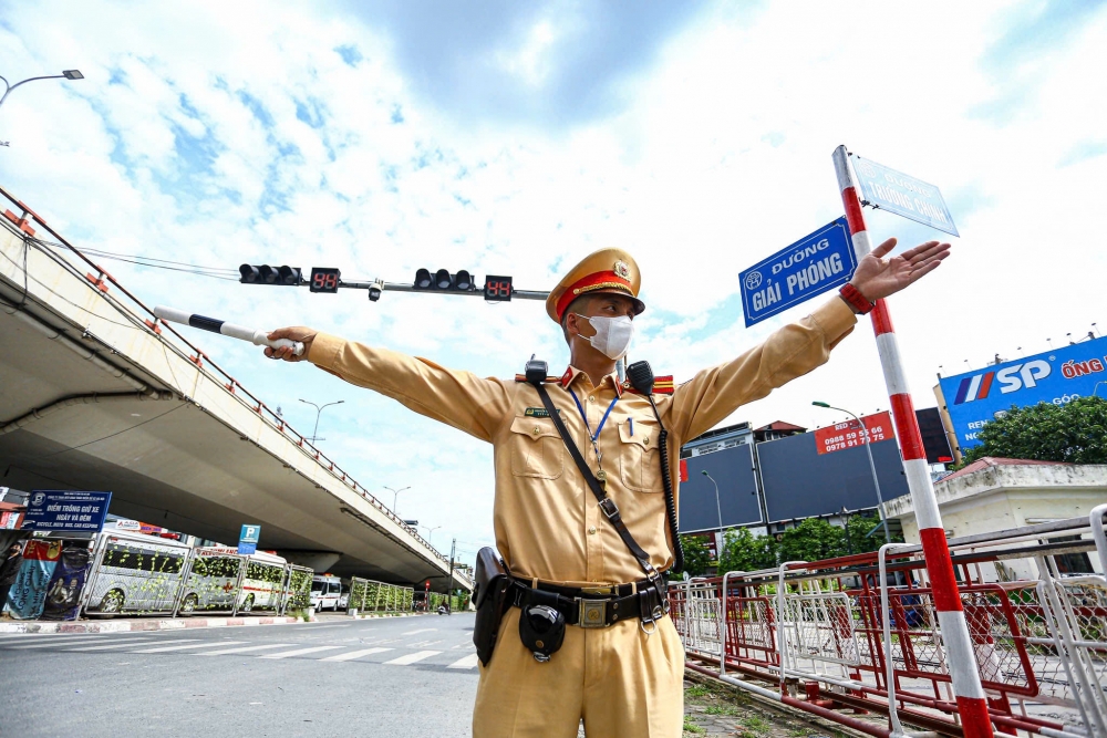 Hà Nội: Cảnh sát căng mình điều tiết giao thông giữa nắng nóng