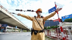 ha noi canh sat cang minh dieu tiet giao thong giua nang nong