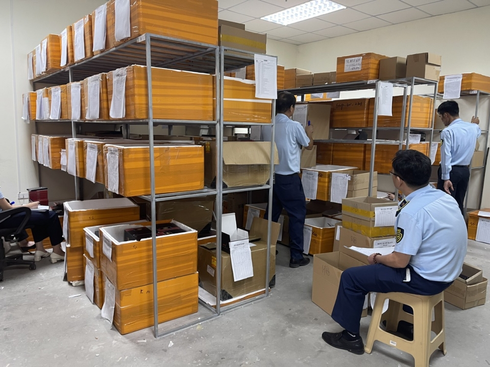 Hà Nội: Phát hiện doanh nghiệp kinh doanh pin điện thoại nhập lậu