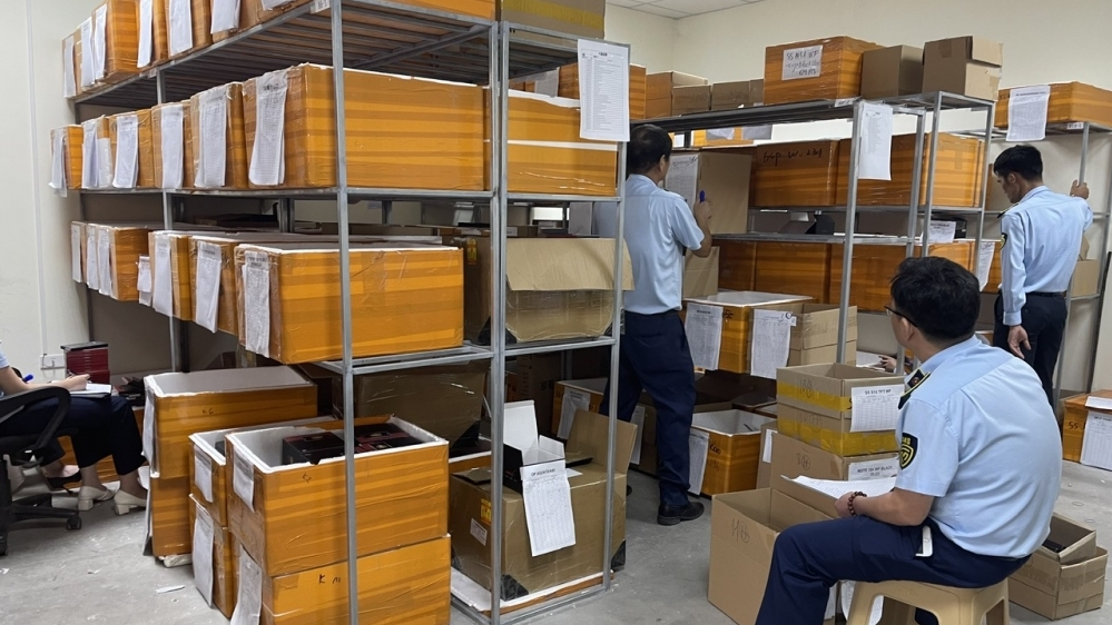 Hà Nội: Phát hiện doanh nghiệp kinh doanh pin điện thoại nhập lậu