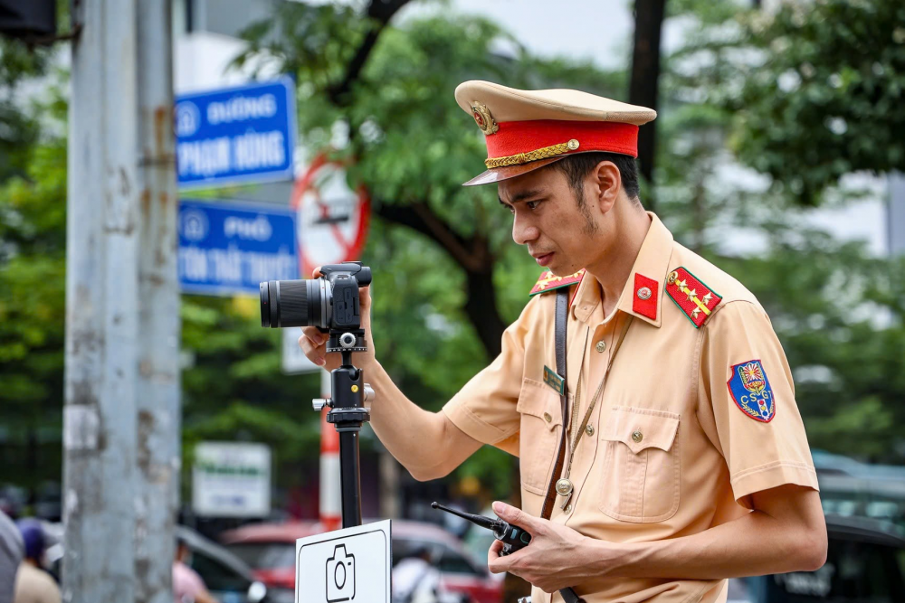 Hà Nội: Cảnh sát bắt loạt xe ôm công nghệ vượt đèn đỏ, chạy ngược chiều